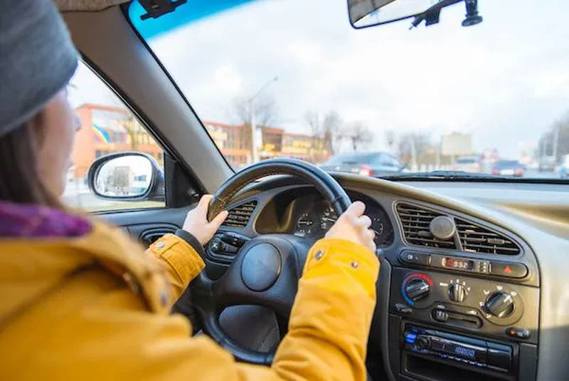 A woman driving car